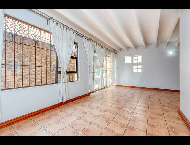 2.5 BEDROOM TOWNHOUSE TO LET IN PARKMORE
